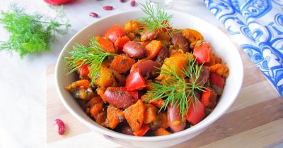 Тушеная красная фасоль с овощами