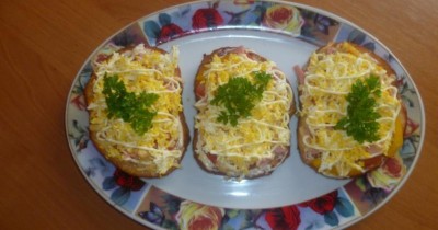 Горячие бутерброды с сыром и колбасой в микроволновке