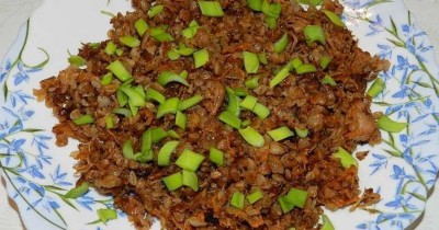 Гречка с тушенкой, морковью и луком