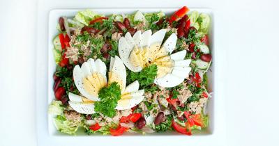 Салат с консервированным тунцом, помидорами и огурцами