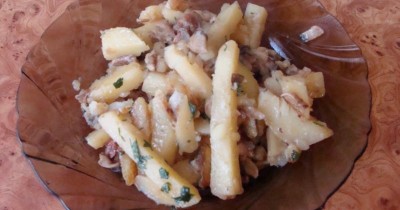 Жареная в масле картошка с луком и грибами