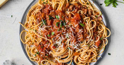 Спагетти с тушенкой и сыром