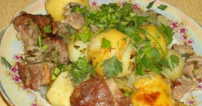 Запеченное мясо в рукаве с майонезом, картошкой и луком