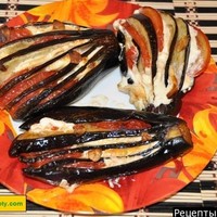 Запеченные веером баклажаны с помидорами и сыром