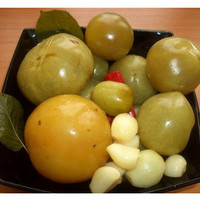 Зеленые помидоры с чесноком квашеные