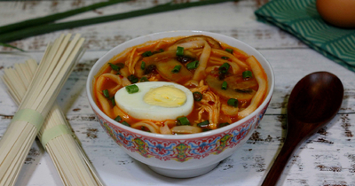 Азиатский острый суп с курицей и овощами