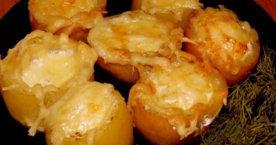Картофель с перепелиными яйцами запеченный с сыром