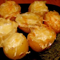 Картофель с перепелиными яйцами в духовке