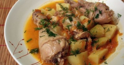 Тушеная курица с морковью, луком и картошкой