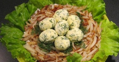 Салат гнездо кукушки с жареными шампиньонами и сыром