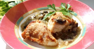 Куриная грудка с грибами в белом вине в духовке