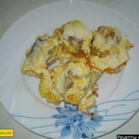 Тушеный минтай в сметане с луком и морковью