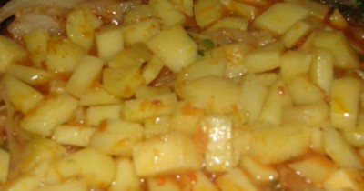 Рагу из картофеля тушеное с капустой и пастой на сковороде