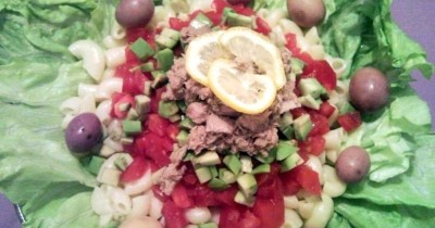 Салат с тунцом и авокадо