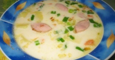 Суп с колбасными изделиями, картошкой и плавленым сыром
