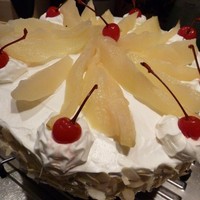 Торт со взбитыми сливками и фруктами