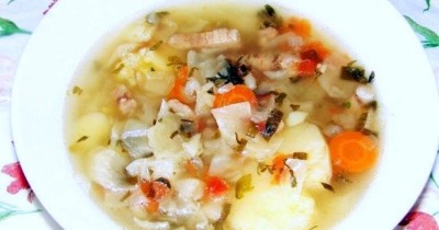 Суп из свежей капусты с мясом, крапивой и помидорами