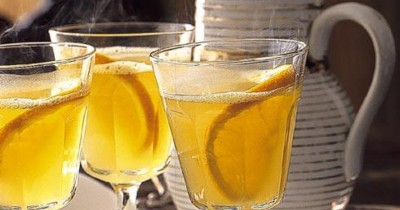 Глинтвейн с апельсином, лимоном, белым вином и корицей