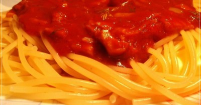 Спагетти с соусом из рубленного мяса