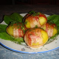 Картофель в беконе с начинкой в духовке