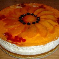 Торт без выпечки с йогуртом и персиками