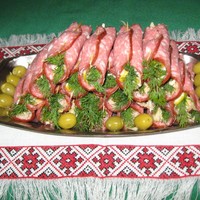 Закусочные рулеты из колбасы с сыром