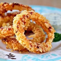 Луковые кольца в чипсах закуска к пиву и белому вину