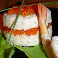 Тимбаль из красной рыбы с икрой, креветками и сыром