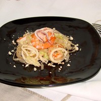 Салат с рисовой лапшой