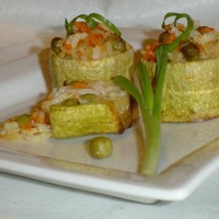 Кабачки фаршированные рисом и овощами в духовке