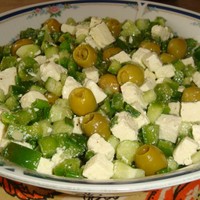 Зелёный греческий салат с сыром фета