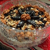 Слоёный салат с говядиной и черносливом