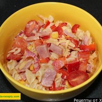 Итальянский салат с макаронами ветчиной помидорами и сыром