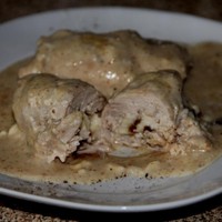 Куриные рулеты в молочно-грибном соусе