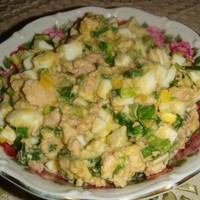 Салат из печени трески с яйцами и луком