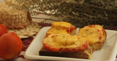 Горячие бутерброды с помидорами и сыром в духовке