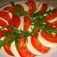 Салат с помидорами, моцареллой и рукколой без майонеза