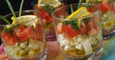 Порционный салат помидорный с тунцом