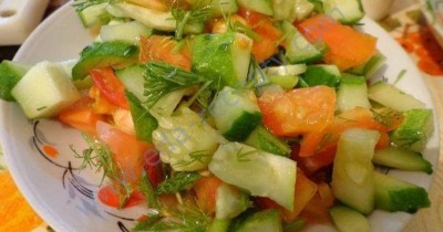 Легкий летний салат помидоры огурцы зелень