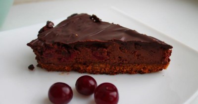 Шоколадный чизкейк на печенье с вишней