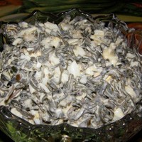 Простой салат из консервированной морской капусты