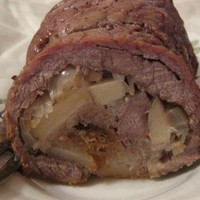 Мясной рулет с луком в духовке