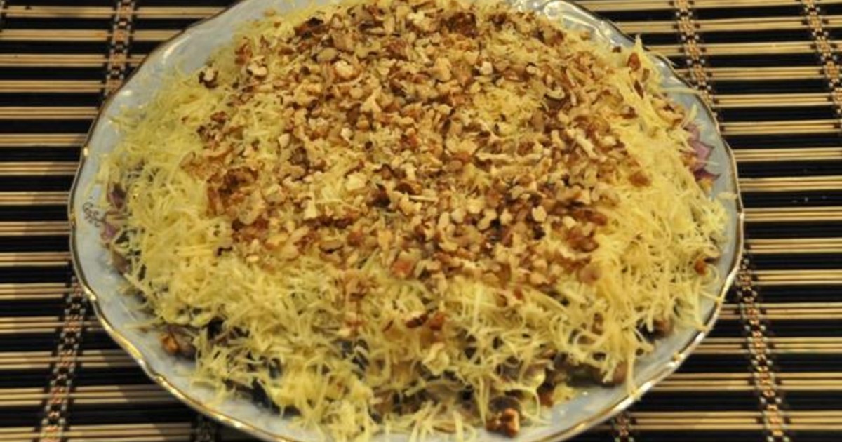 Вкусный салат с грецкими орехами и сыром Вкусный салат с грецкими орехами и сыром