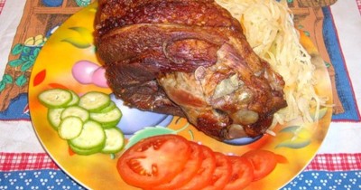 Вепрево колено из рульки в сухом красном вине