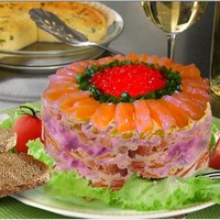 Салат слоеный Царская шуба с семгой и икрой