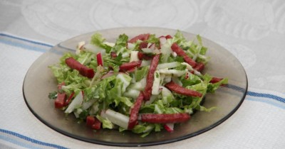 Легкий салат Полянка с колбасой
