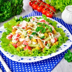 Салат с сухариками и кукурузой Салат с сухариками и кукурузой