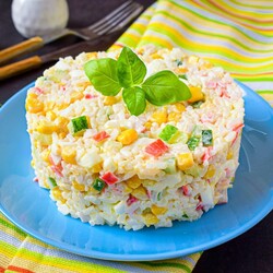 Салаты с крабовыми палочками и кукурузой Салаты с крабовыми палочками и кукурузой