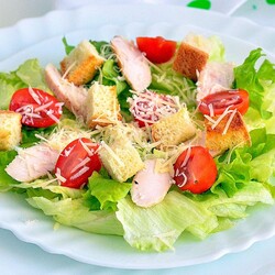 Салат Цезарь с курицей Салат Цезарь с курицей