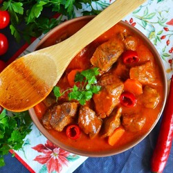 Гуляш из говядины Гуляш из говядины